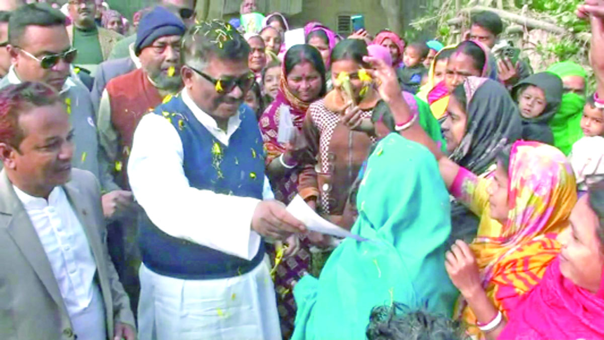 নাটোর-২ আসনের বিএনপি প্রার্থী রুহুল কুদ্দুস তালুকদার দুলু গতকাল নাটোরের ব্রক্ষপুর ইউনিয়নের বিভিন্ন গ্রামে গণসংযোগ করেন